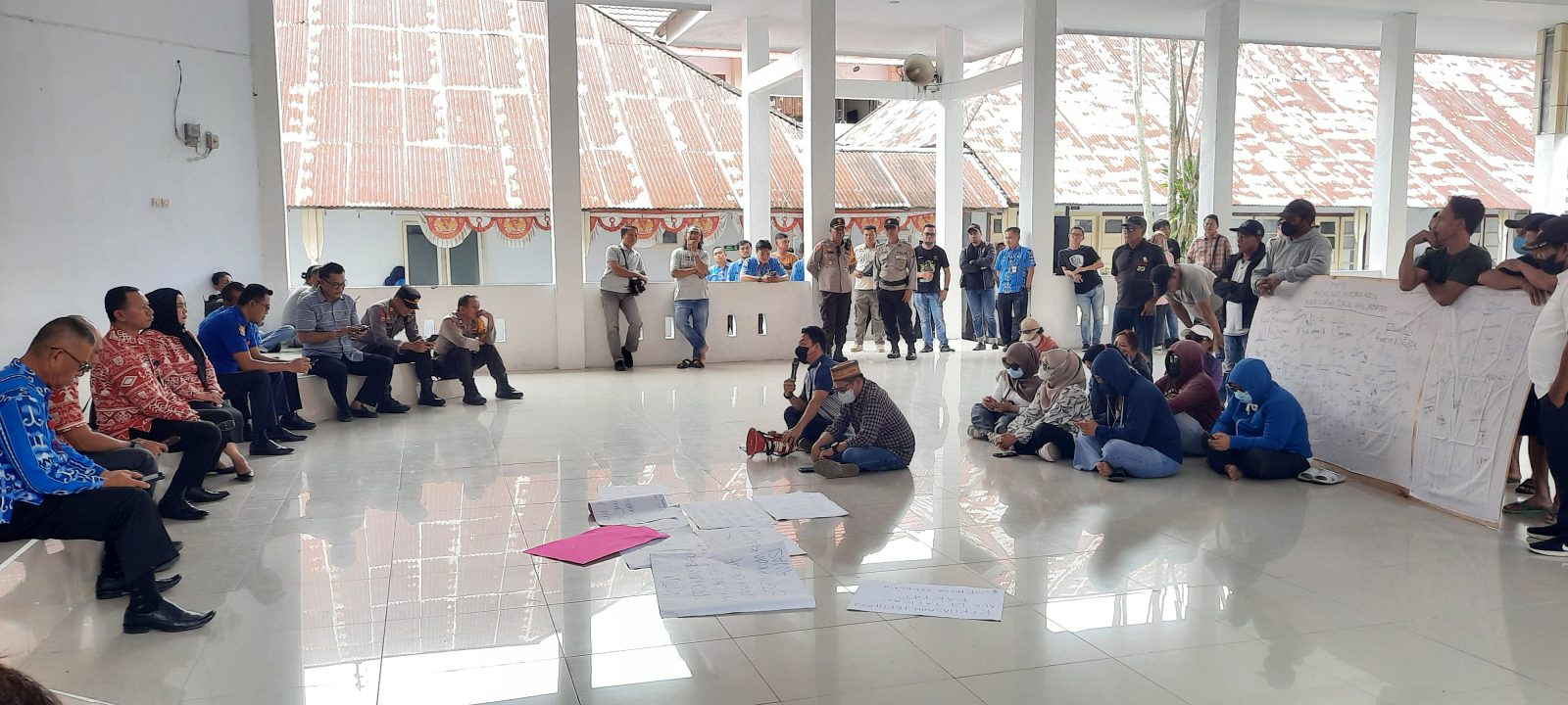 POL PP  AMANKAN DEMONSTRASI DI KANTOR WALI KOTA KOTAMOBAGU