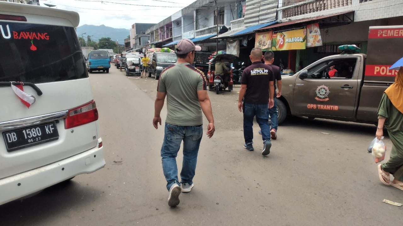 Satpol PP Kotamobagu Berikan Peringatan Kepada Pedagang Kaki Lima Dalam Kota Kotamobagu