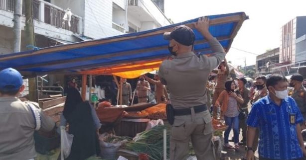 SatPol-PP Kotamobagu Tertibkan Lapak Liar di Jalur Pasar 23 Maret