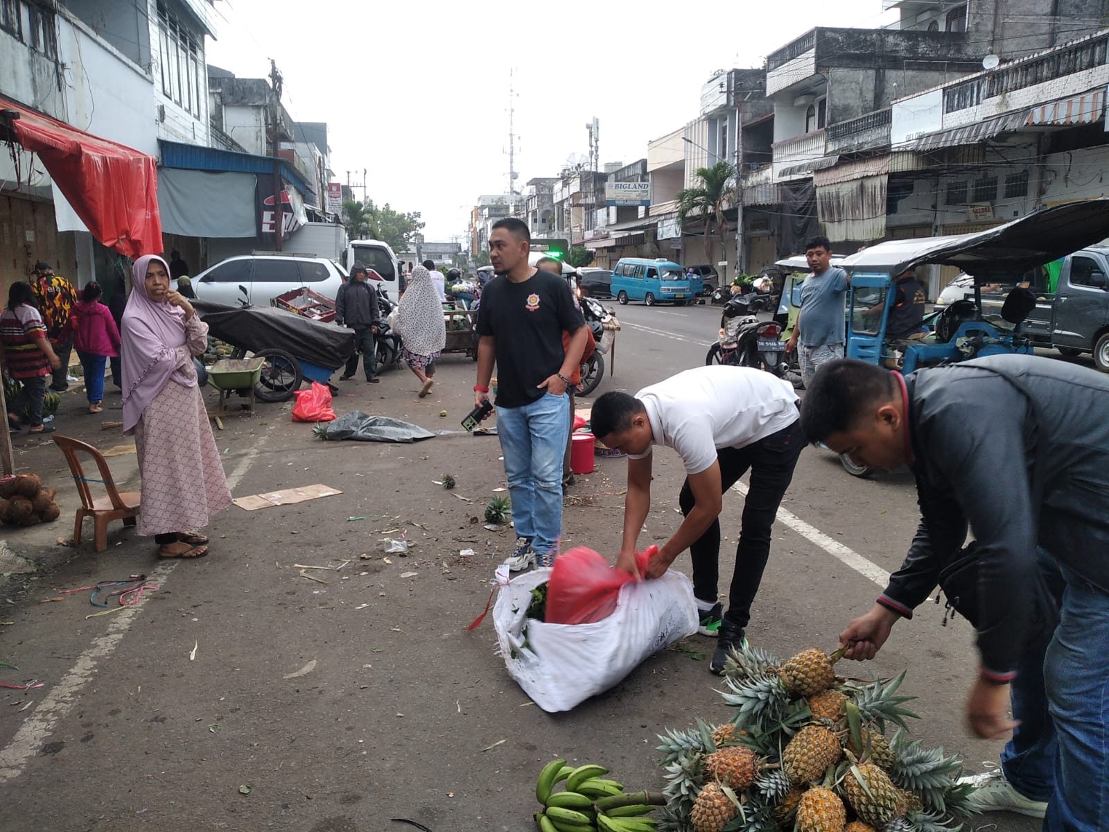 Satpol PP Kotamobagu Tertibkan PKL di Trotoar Dan Bahu Jalan Kawasan Padat Kendaraan