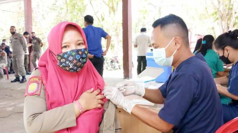 Pol PP dan Personil Damkar Kotamobagu Lakukan Vaksinasi Dosis Dua