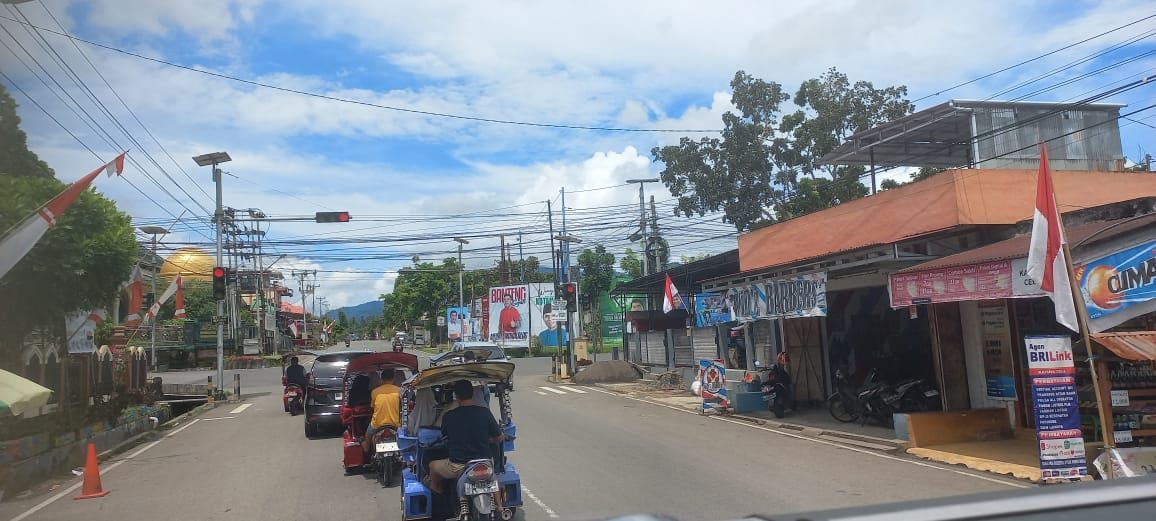 SATUAN POLISI PAMONG PRAJA KOTA KOTAMOBAGU, MELAKUKAN PATROLI PENGAWASAN BADUT DI PERSIMPANGAN LAMPU MERAH 
