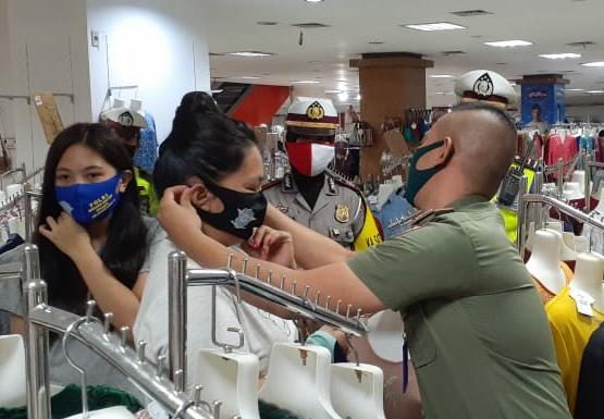 Satpol-PP, Satlantas dan Dishub KK Bagikan Masker Gratis