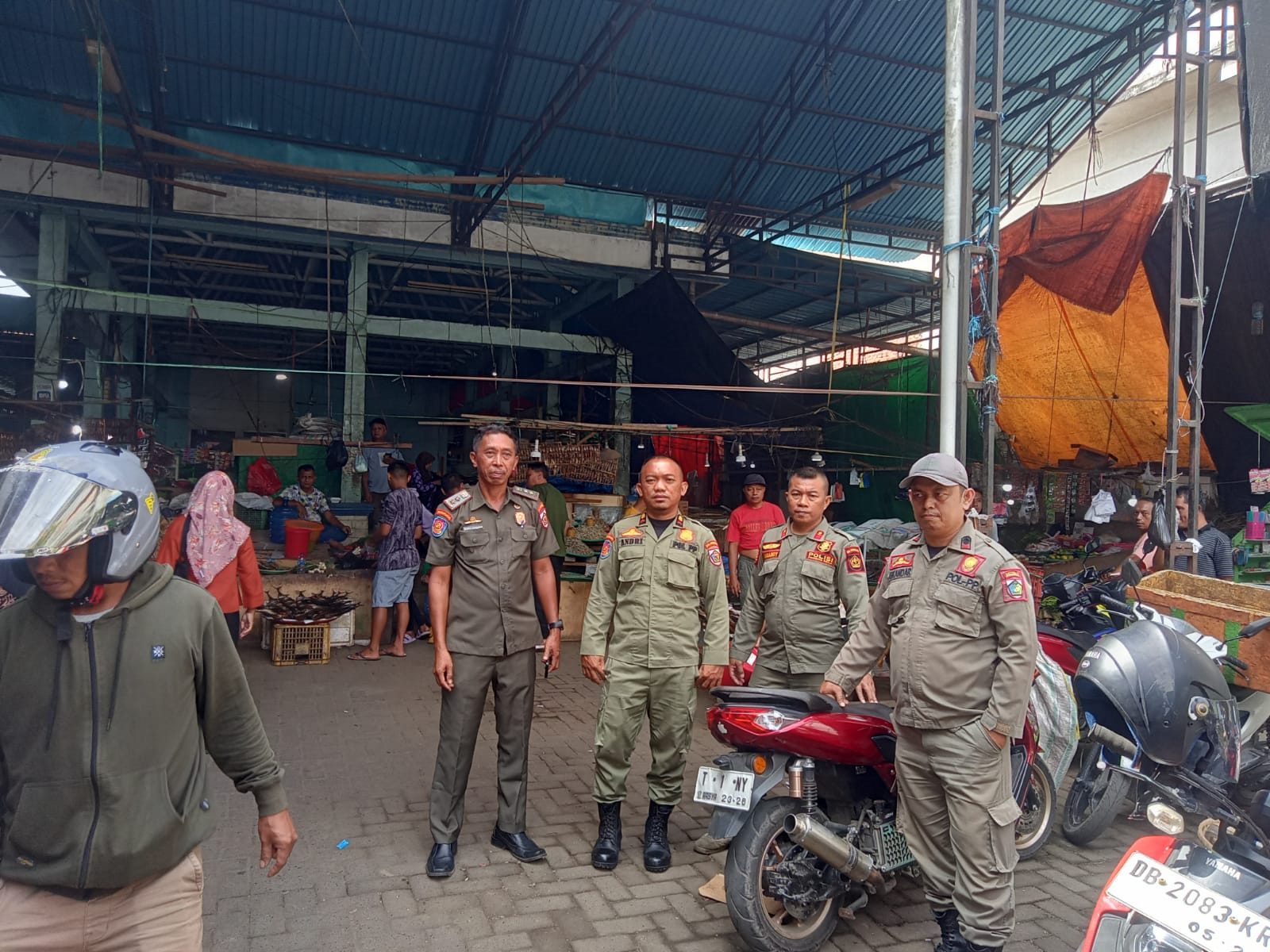 Ops Tibum 1 dan perwira jaga pemantauan gerbang pasar 23 Maret Kotamobagu.