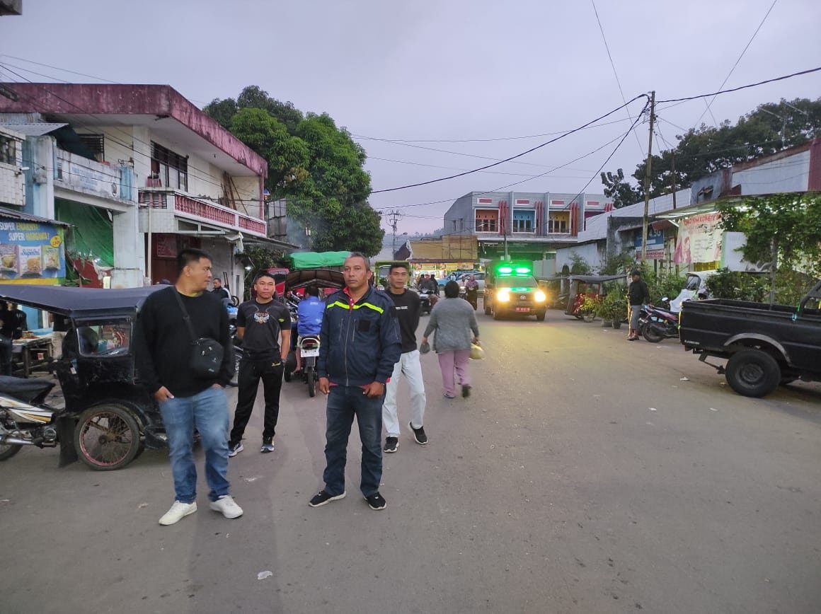 Sat Pol PP Tegur Pedagang Yang Berjualan di Bahu Jalan Dan Sekitar Nya
