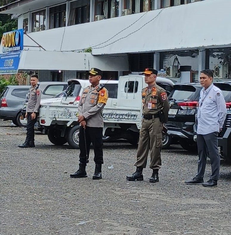 SATPOL PP, TNI, POLRI DAN DISHUB MENGAMANKAN PENDAFTARAN CALON WALIKOTA DAN WAKIL WALIKOTA KOTAMOBAGU TAHUN 2024