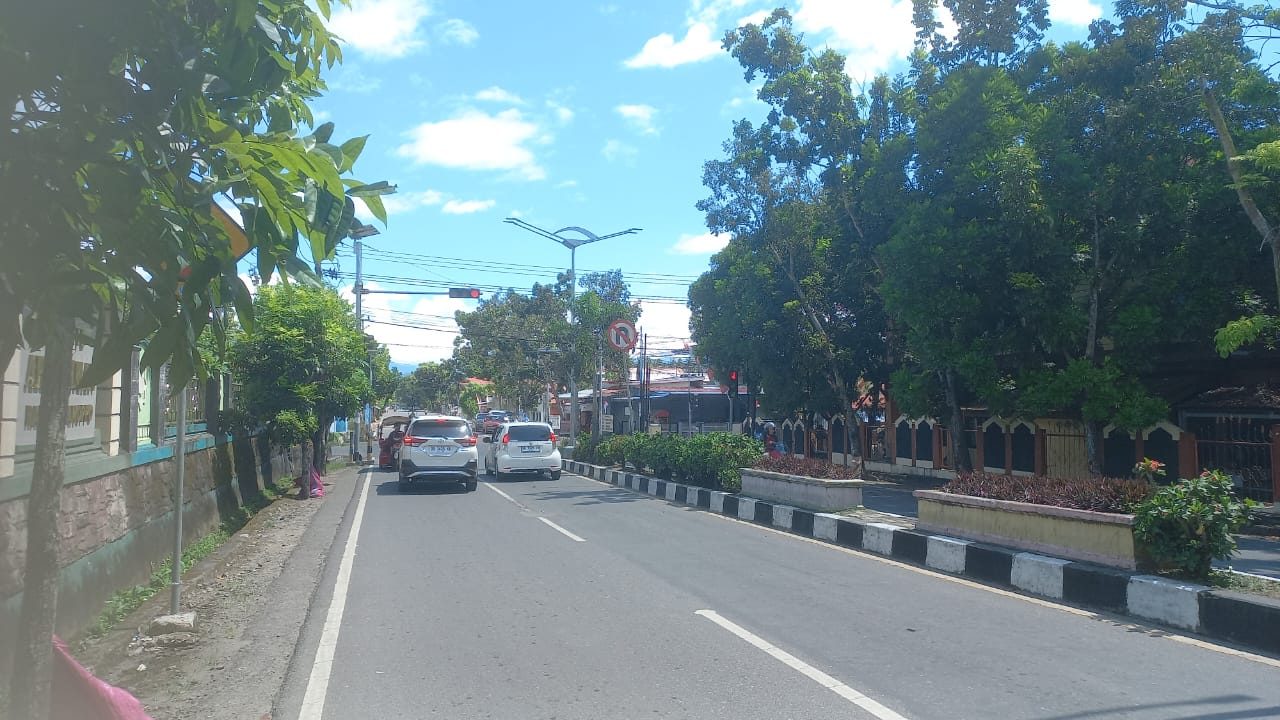 SATPOL-PP KOTA-KOTAMOBAGU MELAKUKAN PATROLI PENGAWASAN BADUT DI LAMPU MERAH KEL. MATALI.