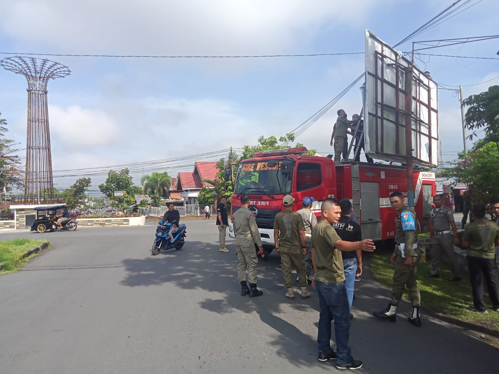 Kegiatan penertiban baliho kadaluarsa
