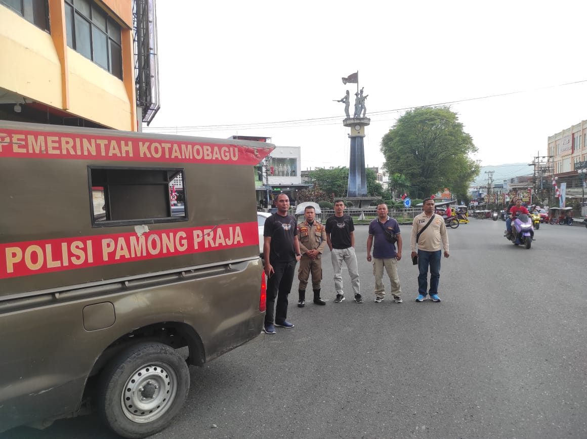 Satuan Polisi Pamong Praja Melakukan Patroli dan Pengawasan di Bundaran Paris Yang Terletak di Pusat Kota Kotamobagu
