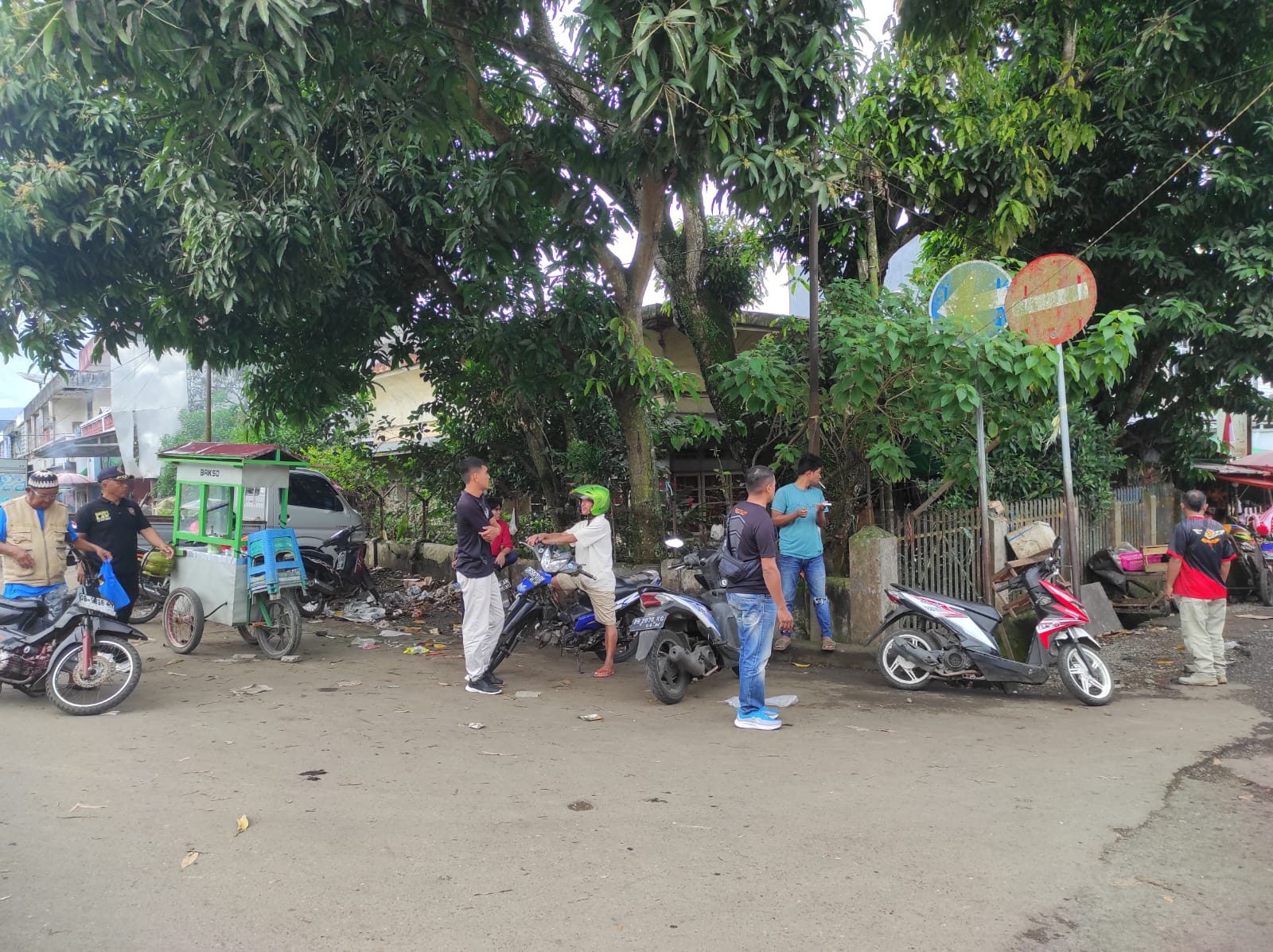 Menindak Lanjuti Laporan Masyarakat Tentang Pedagang yang berjualan di Pinggir Jalan 