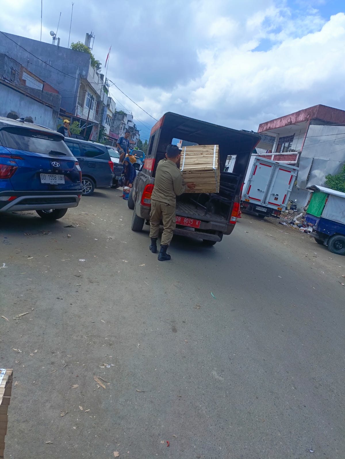 PENERTIBAN PEDAGANG BERJUALAN DI JALAN DAN MENIMBULKAN KEMACETAN