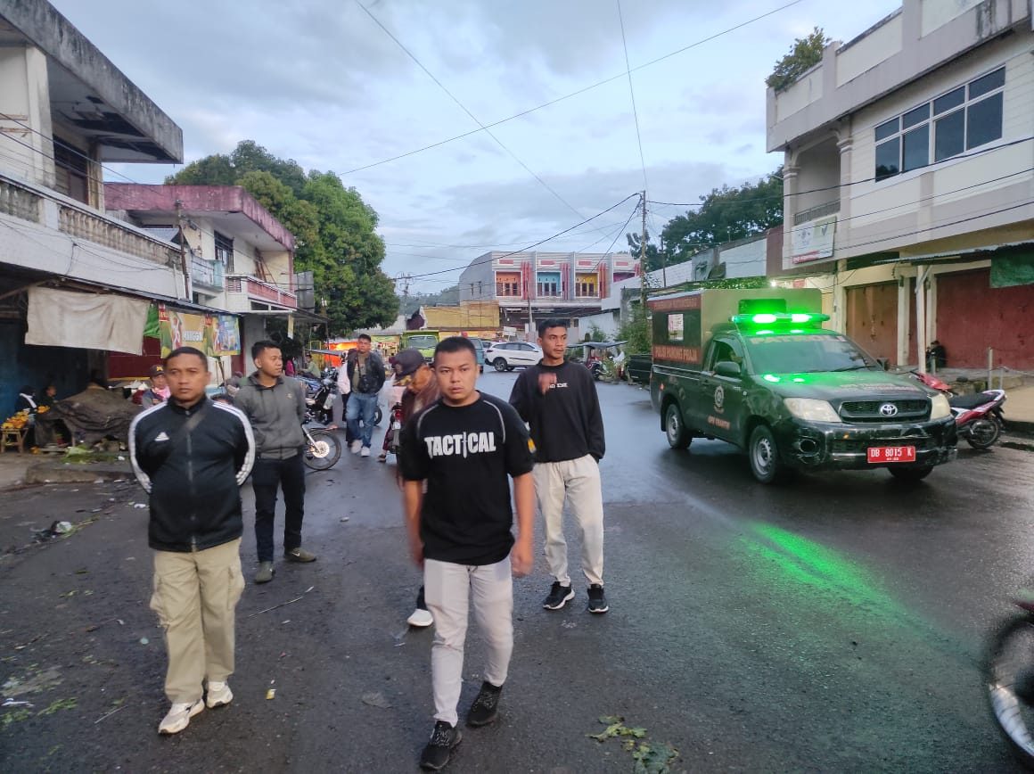 Satuan Polisi Pamong Praja Melakukan Patroli Di Pasar 23 Maret.
