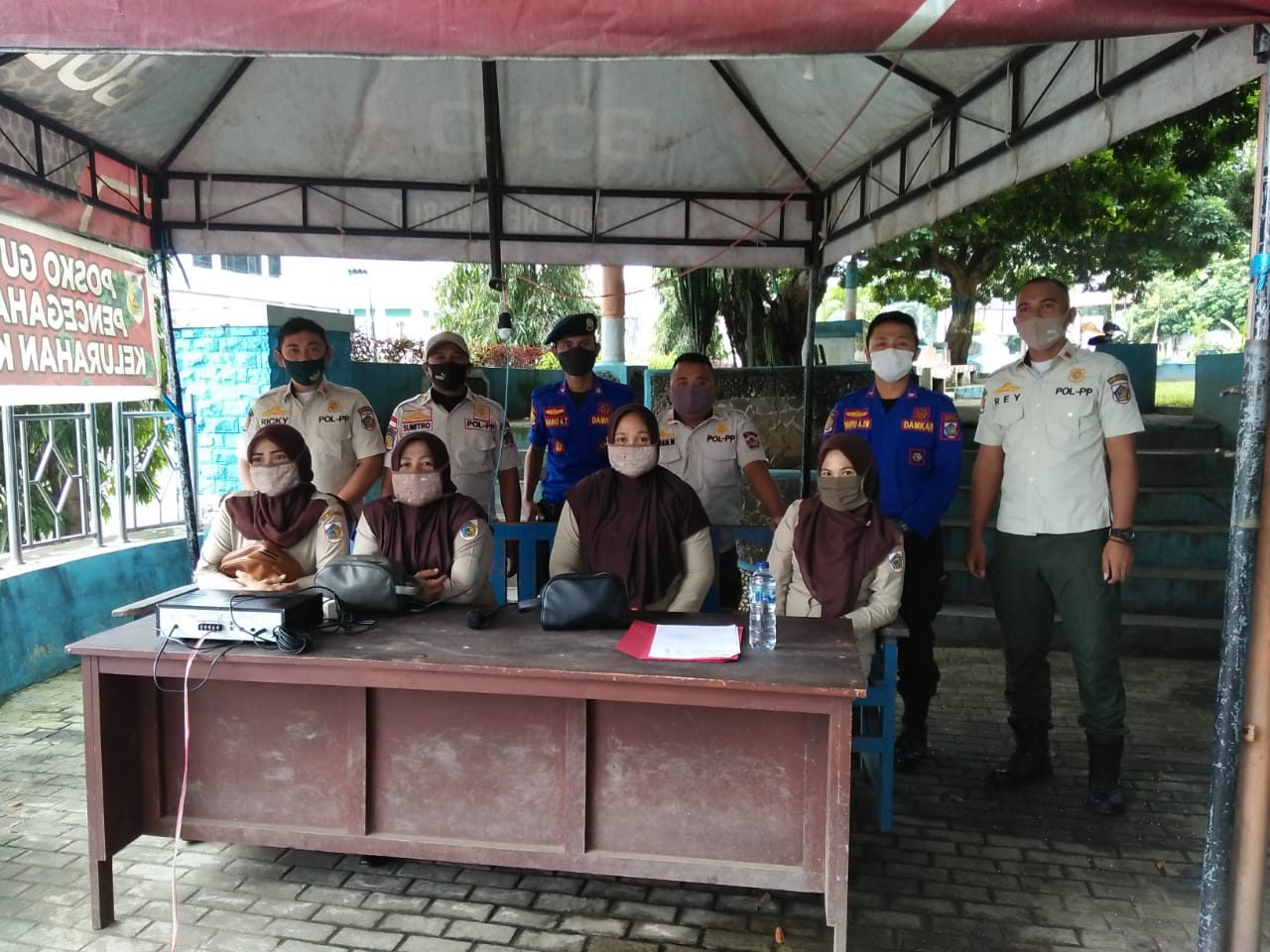 Anggota SatPol-PP dan Damkar Melakukan Penjagaan di Area Taman Kota Kotamobagu