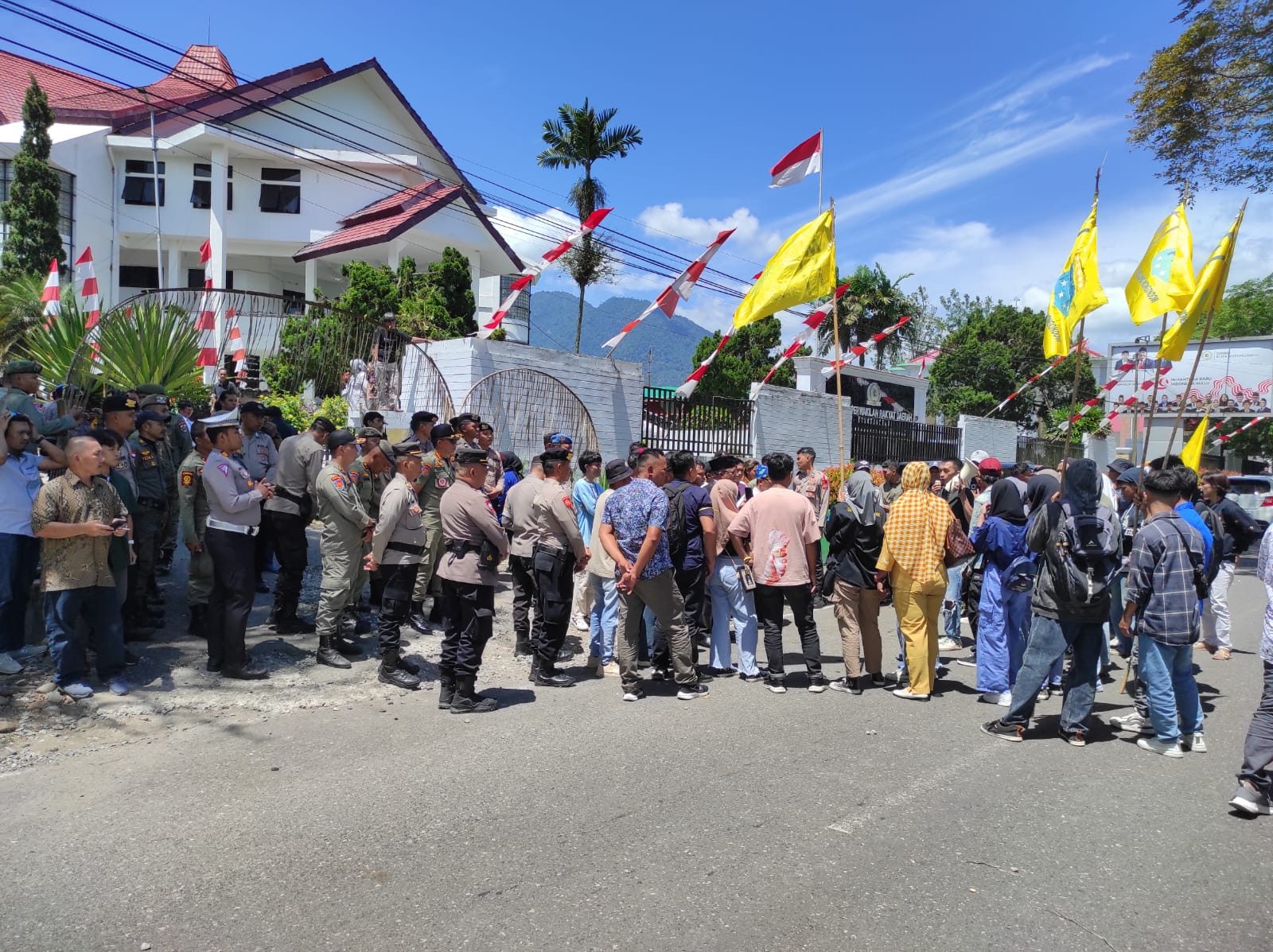 SATUAN POLISI PAMONG PRAJA KOTAMOBAGU, PENGAMANAN Acara Pelantikan DPRD Kotamobagu, diwarnai Aksi Unjuk Rasa Nyaris Ricuh