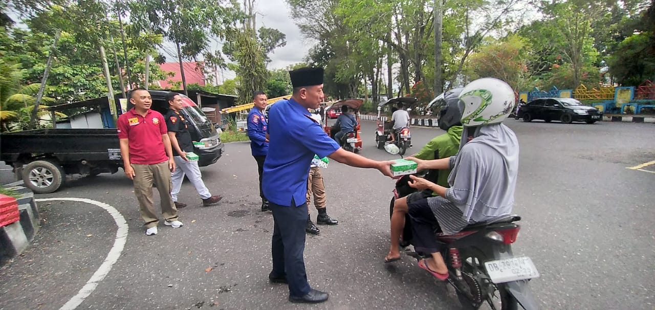 DI KIRA SEDANG MELAKUKAN PENERTIBAN, SATPOL PP BAGI-BAGI TAKJIL GRATIS.